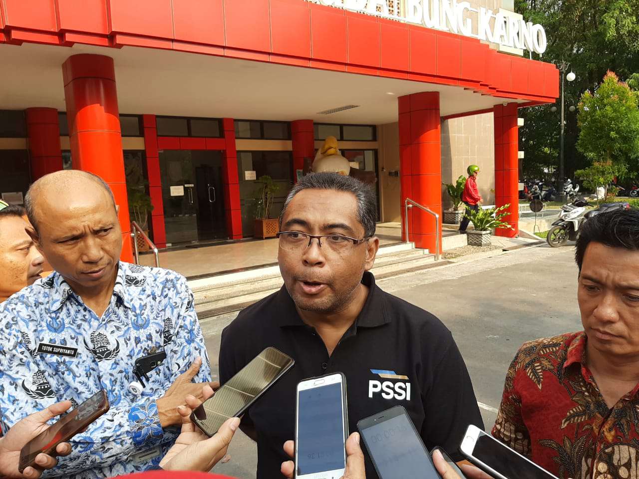 Sekretaris Asprov PSSI Jawa Tengah, Purwidyastanto memberikan keterangan terkait inspeksi FIFA di Stadion Manahan Solo, Jawa Tengah, Selasa (17/9). (MP/Ismail)