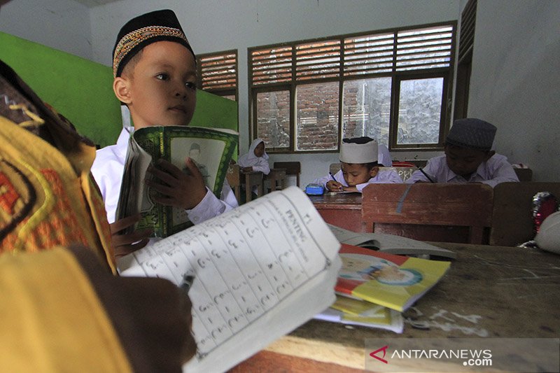 Sejumlah siswa mengikuti kegiatan belajar di salah satu Madrasah Diniyah di Indramayu, Jawa Barat, Selasa (14/7/2020). ANTARA JABAR/Dedhez Anggara