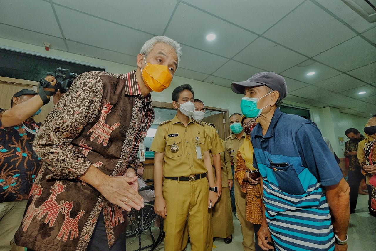 Gubernur Jeteng Ganjar Pranowo mengecek vaksinasi corona lansia di RSUD dr Moewardi, Solo, Jawa Tengah, Selasa (2/3). (MP/Ismail)