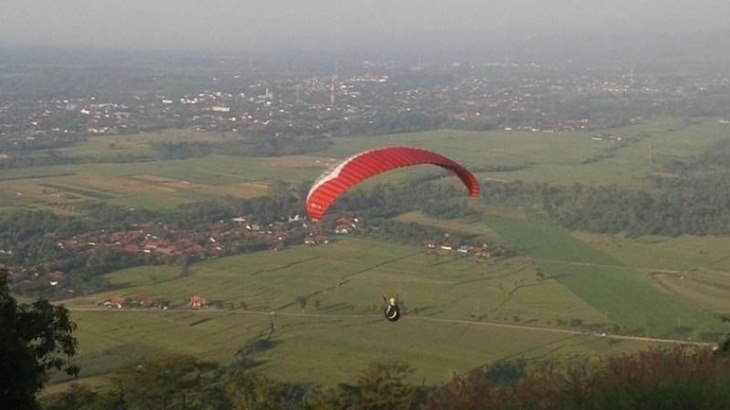 Desa Sidamukti, Majalengka, Sajikan Paralayang