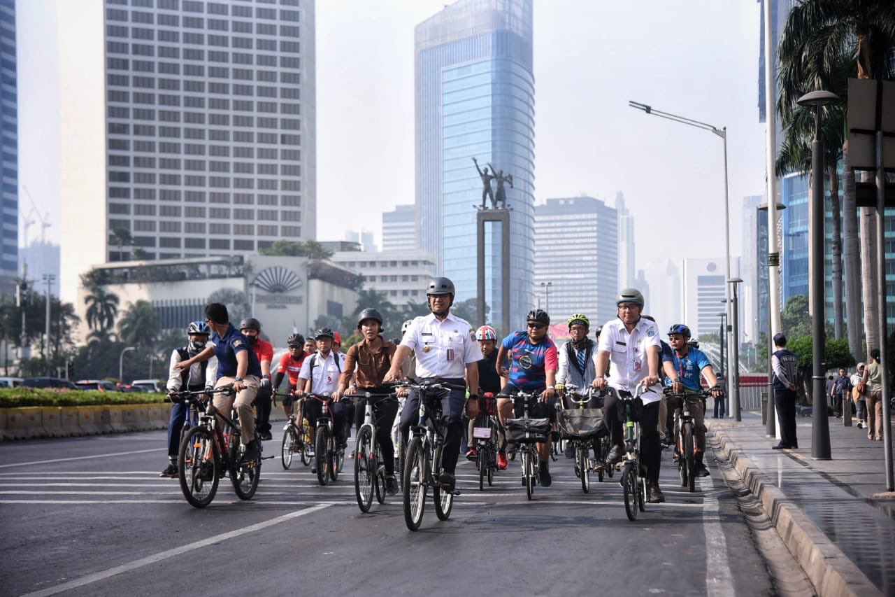 Gubernur DKI Jakarta jajal jalur sepeda dari Veldrome-Balai Kota. Foto: Twitter/@aniesbaswedan