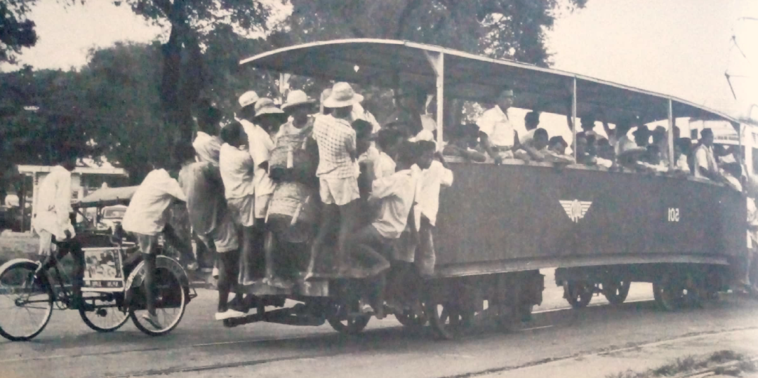 Rakyat berjubelan menaiki tram di Jakarta