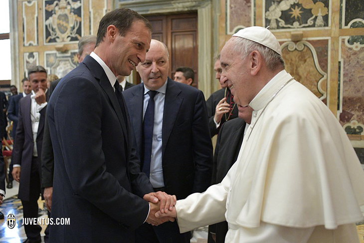 Manager Massimiliano Allegri menyerahkan jersey kepada Paus Fransiskus