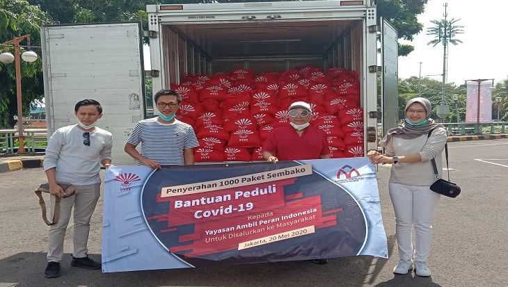 Perhimpunan Indonesia Tionghoa (INTI) menyalurkan 1000 bantuan berupa paket sembako kepada Yayasan Ambil Peran Indonesia di halaman Kantor Sekretariat INTI Gedung MGK Kemayoran, Jakarta Pusat, pada Rabu (20/5).
