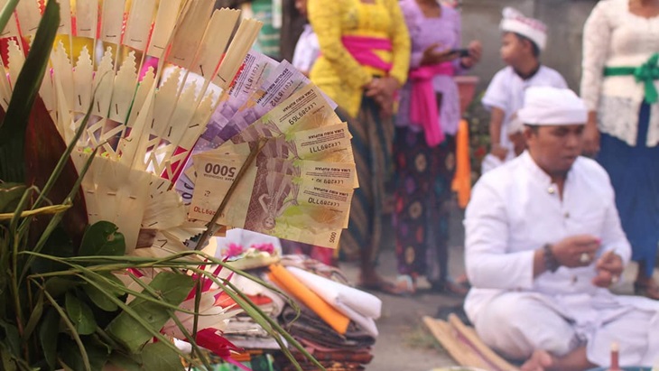 Tradisi Mesuryak asal Bali. (Instagram/@niputuekawiratmini)