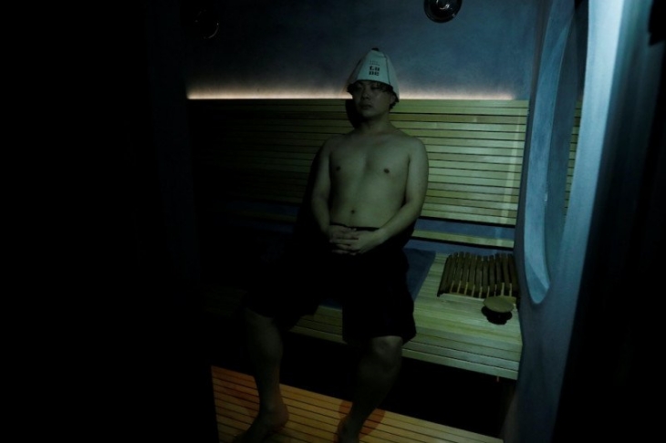 Kotaro Nakahira, seorang staf di Solo Sauna Tune, memakai ruang sauna,di Tokyo, Jepang, 10 Desember 2020 (Foto: REUTERS/KIM KYUNG-HOON)