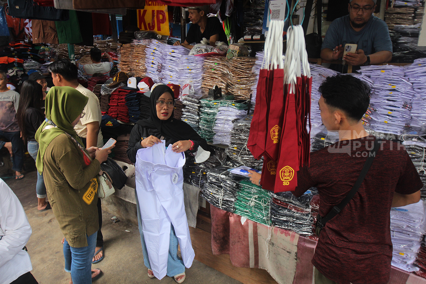 Warga Berburu Seragam Sekolah Jelang Tahun Ajaran Baru di Pasar Jatinegara