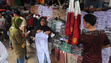Warga Berburu Seragam Sekolah Jelang Tahun Ajaran Baru di Pasar Jatinegara