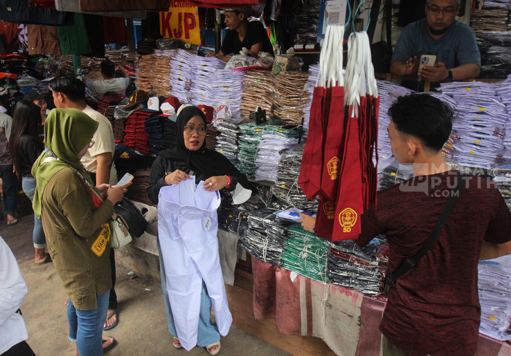 Warga Berburu Seragam Sekolah Jelang Tahun Ajaran Baru di Pasar Jatinegara