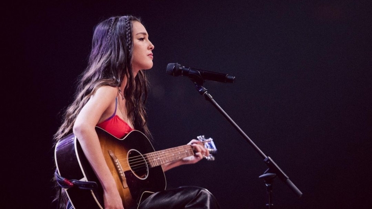 Olivia Rodrigo Rayakan Satu Tahun Single 'Drivers License'