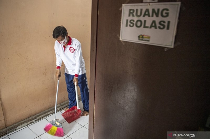 Petugas merapikan salah satu kamar indekos yang dijadikan ruang isolasi COVID-19 di Kelurahan Kuningan Barat, Jakarta Selatan, Jumat (28/8/2020). (ANTARA FOTO/Nova Wahyudi/pras)