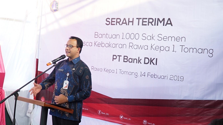Gubernur DKI Jakarta Anies Baswedan menyerahkan seribu sak semen kepada korban kebakaran. (MP/Asropih)