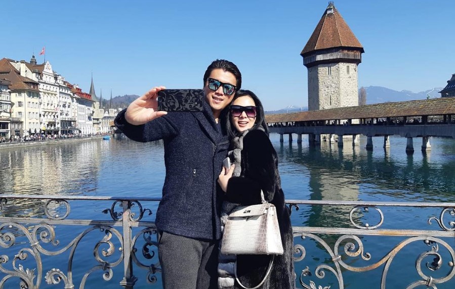 Momen Mesra Bulan Madu Syahrini & Reino Barack di Swiss