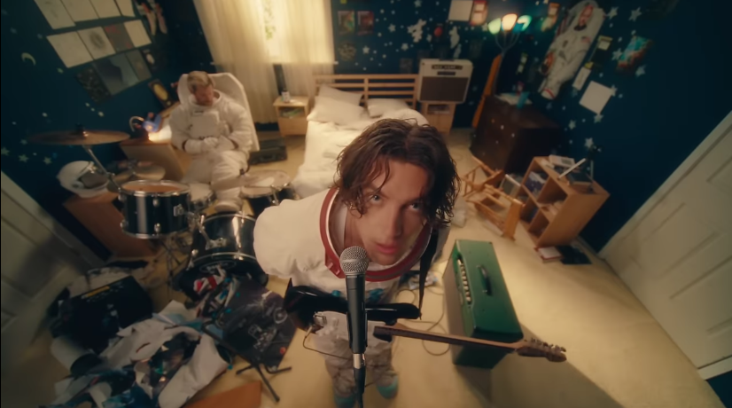 Lirik Lagu XXL LANY: Lengkap dengan Makna dan Terjemahan