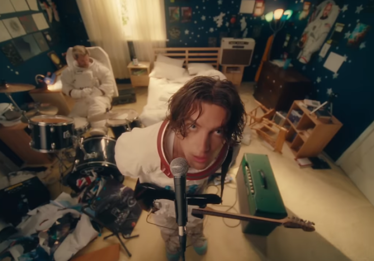 Lirik Lagu XXL LANY: Lengkap dengan Makna dan Terjemahan