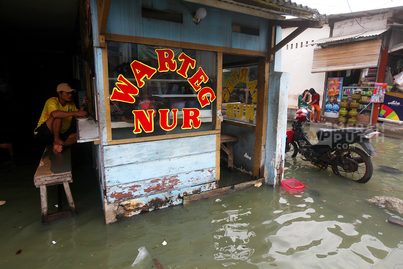 Aktivitas Warga Pesisir saat Banjir Rob di Muara Angke Jakarta