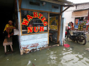 Aktivitas Warga Pesisir saat Banjir Rob di Muara Angke Jakarta