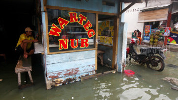 Aktivitas Warga Pesisir saat Banjir Rob di Muara Angke Jakarta