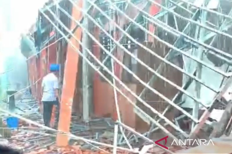 Bangunan SMKN 1 Gunung Putri Bogor Roboh Tertimpa Pohon, 44 Siswa Terluka