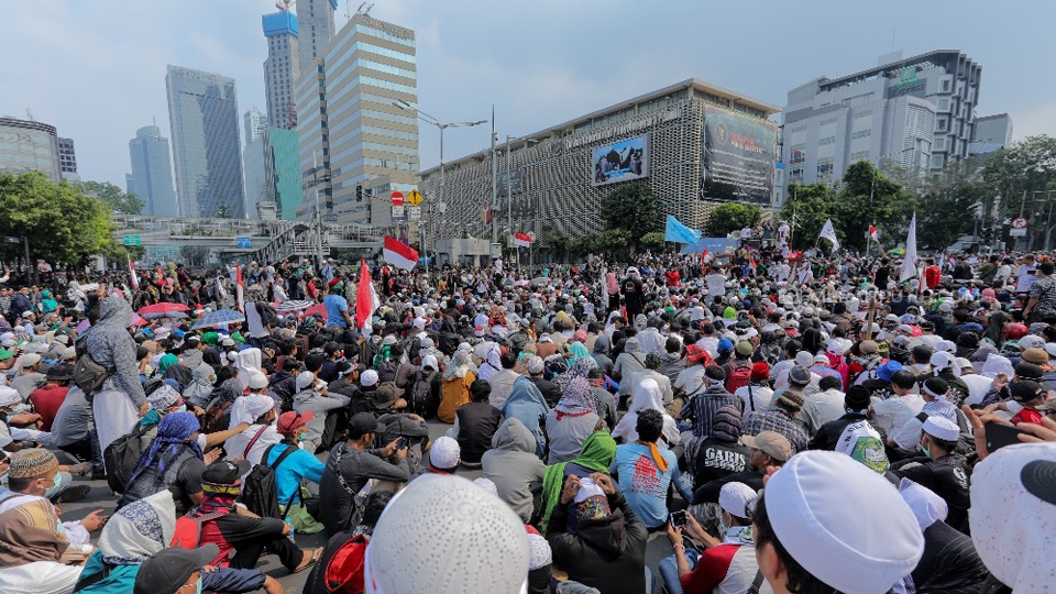 Ribuan massa Aksi 22 Mei memadati jalan MH. Thamrin di depan kantor Badan Pengawas Pemilu (BAWASLU), Jakarta, Kamis, (22/5/2019). Aksi 22 Mei menuntut BAWASLU mengungkap dugaan kecurangan pada Pemilu 2019 setelah Komisi Pemilihan Umum (KPU) RI menetapkan rekapitulasi hasil penghitungan suara tingkat nasional Pemilu 2019. Hasilnya pasangan nomor urut 01 Joko Widodo atau Jokowi - Ma'ruf Amin unggul 55,50 persen. Merahputih.com / Rizki Fitrianto