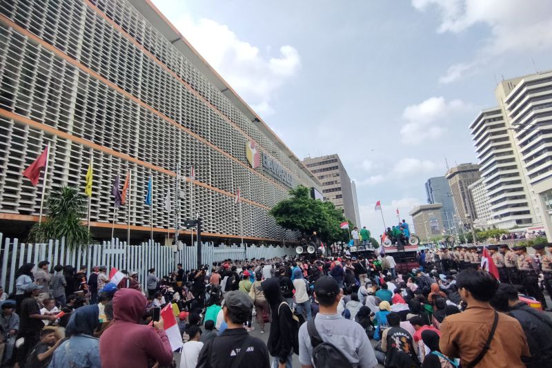 Aksi unjuk rasa yang diikuti sekitar 300 orang di depan Kantor Bawaslu RI, Senin (19/2). Foto: ANTARA/Risky Syukur