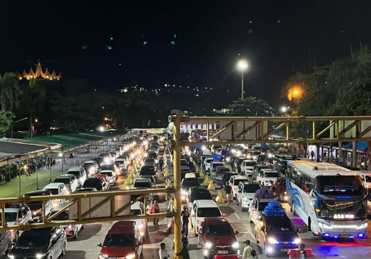 Penumpang Arus Balik Padati Pelabuhan Bakauheni Hingga Senin Dini Hari