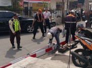 Truk Tabrak Palang Pintu Kereta Pasar Nongko Solo Hingga Jebol