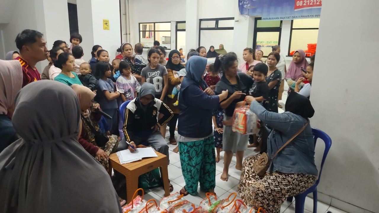 Banjir Jakarta Utara, BPBD Salurkan Makanan hingga Matras ke Pengungsi