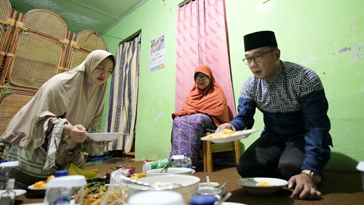 Ikut Sahur Bareng, Ridwan Kamil Beri Nenek-Nenek Kejutan 