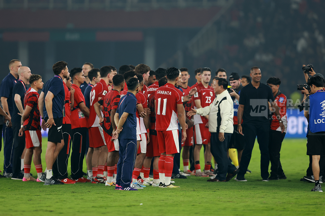 Presiden Prabowo Subianto para pemain timnas Indonesia usai pertandingan melawan Timnas China pada laga Kualifikasi Piala Dunia 2026 putaran ketiga Grup C di Stadion Utama Gelora Bung Karno, Jakarta, Kamis (5/6/2025).