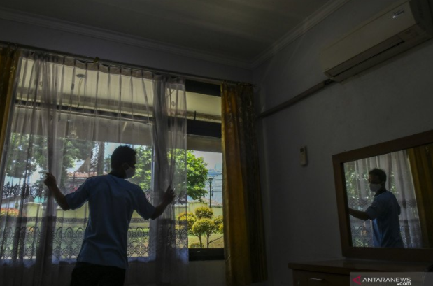 Petugas merapikan ruang isolasi pasien COVID-19 di Graha Wisata Ragunan, Jakarta, Rabu (30/9/2020). Graha Wisata Ragunan menyiapkan 76 kamar yang dapat menampung 152 pasien isolasi orang tanpa gejala (OTG) COVID-19. ANTARA FOTO/Galih Pradipta/wsj.