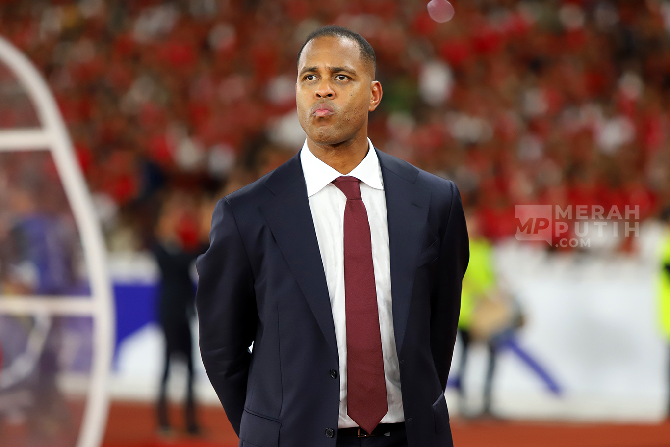 Aksi Pelatih Timnas Indonesia Patrick Kluivert dalam Laga Indonesia Lawan Bahrain di Stadion Utama GBK