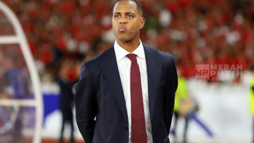Aksi Pelatih Timnas Indonesia Patrick Kluivert dalam Laga Indonesia Lawan Bahrain di Stadion Utama GBK