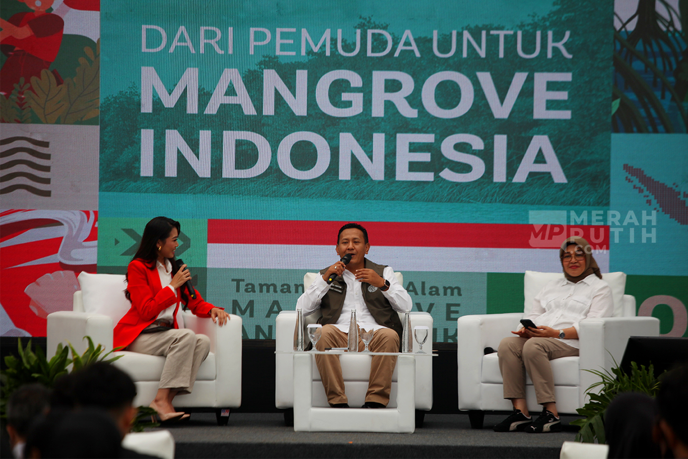 Wakil Menteri Kehutanan (Wamenhut) Rohmat Marzuki (tengah) bersama Direktur Jenderal Pengelolaan Daerah Aliran Sungai dan Rehabilitasi Hutan (PDASRH) Kementerian Kehutanan (Kemenhut) Dyah Murtiningsih (kanan) dalam Talkshow dan Workshop Alam: Dari Pemuda untuk Mangrove Indonesia di Taman Wisata Alam Mangrove Angke Kapuk, Jakarta, Selasa (28/10/2025)