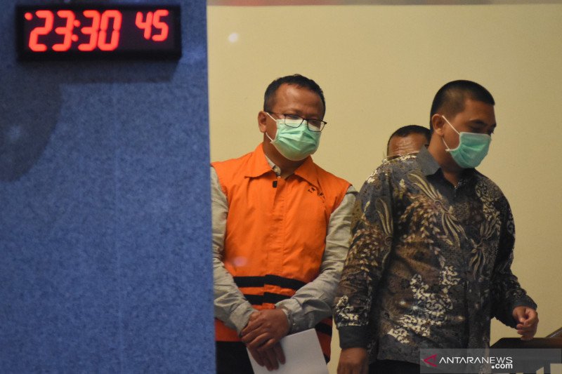Menteri Kelautan dan Perikanan Edhy Prabowo (tengah) mengenakan baju tahanan seusai diperiksa di Gedung KPK, Jakarta, Rabu (25/11/2020). KPK menetapkan Edhy Prabowo sebagai tersangka setelah ditangkap di Bandara Soekarno Hatta terkait dugaan korupsi penetapan izin ekspor benih lobster. ANTARA/Indrianto Eko Suwarso/aww