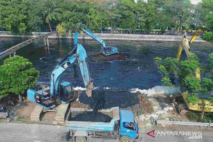 Dokumentasi - Gerebek lumpur di Kali Sunter oleh Dinas Sumber Daya Air Provinsi DKI Jakarta. ANTARA/HO-Pemprov DKI Jakarta