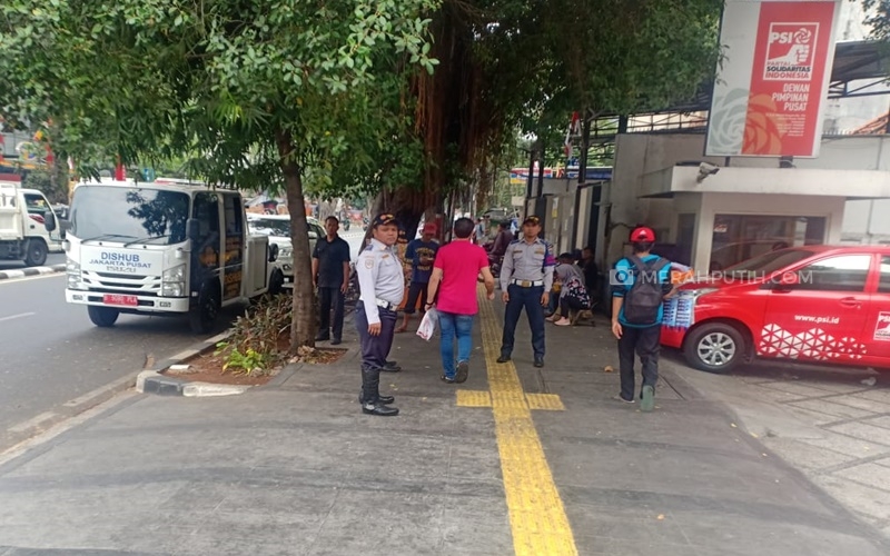 Apes, Parkir Liar di Trotoar Sejumlah Mobil Milik Kader PSI Digembosi Petugas