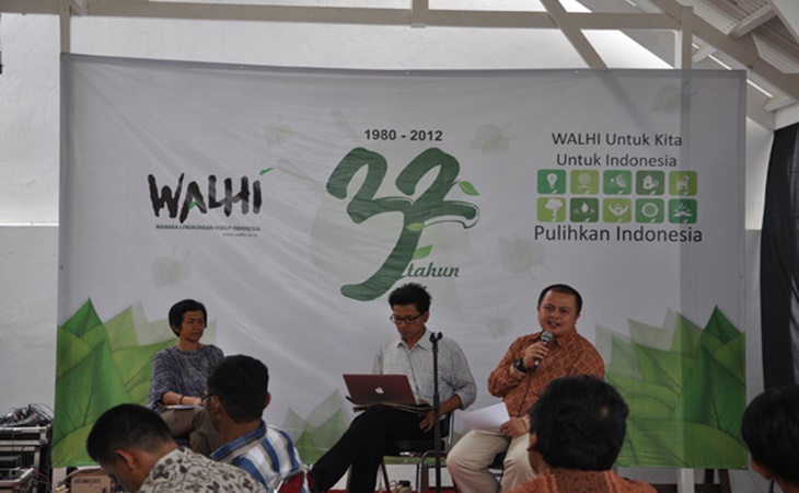 Direktur Walhi Nurhidayati dalam sebuah diskusi