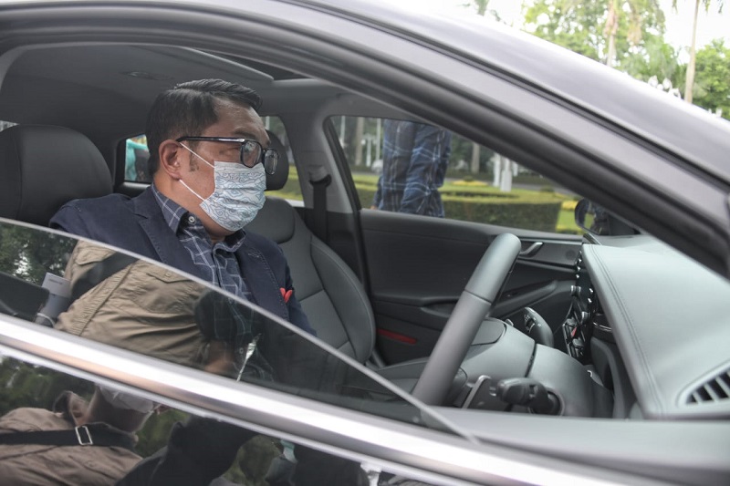 Gubernur Ridwan Kamil dengan kendaraan dinas listrik terbarunya. (Foto: Pemprov Jawa Barat).