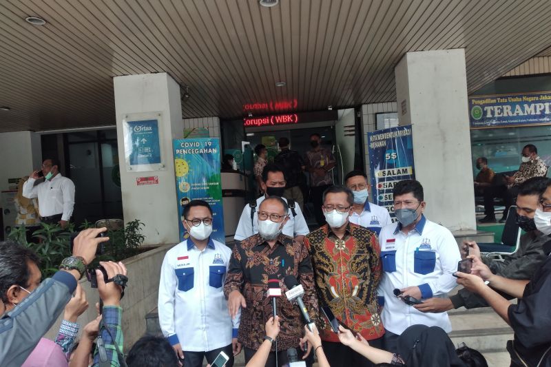 Bambang Widjojanto (dua kiri) saat memberikan keterangan pers sebelum sidang di PTUN Jakarta, Kamis (21/10). ANTARA/Fauzi Lamboka