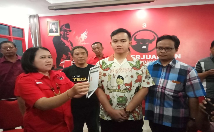 Gibran Rakabuming Raka memberikan keterangan usai mendapat KTA dari PDIP
