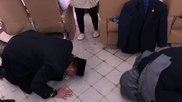 Jokowi Kembali ke Tanah Air, Menlu dan Danpaspampres Sujud Syukur saat Masuk Pesawat