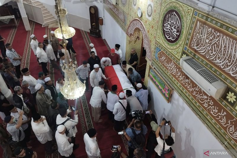 Habib Agil Al Munawar Pimpin Salat Jenazah Hamzah Haz