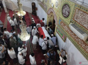Habib Agil Al Munawar Pimpin Salat Jenazah Hamzah Haz