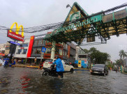 Banjir Setinggi 50 Sentimeter Genangi Kawasan Green Garden Kedoya Kebon Jeruk Jakbar