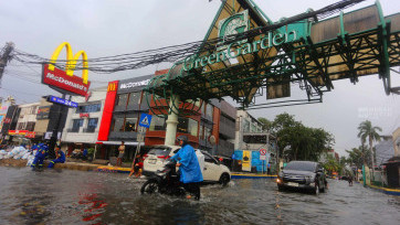 Banjir Setinggi 50 Sentimeter Genangi Kawasan Green Garden Kedoya Kebon Jeruk Jakbar
