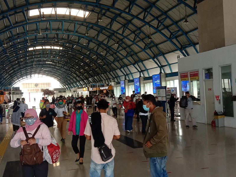 Pekerja Masih Padati Stasiun Palmerah Saat PPKM Darurat
