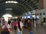 Pekerja Masih Padati Stasiun Palmerah Saat PPKM Darurat