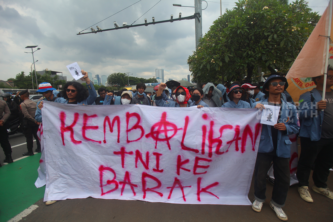 Aksi Demo Mahasiswa Tolak Pengesahan RUU TNI di Depan Gedung DPR