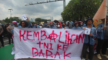 Aksi Demo Mahasiswa Tolak Pengesahan RUU TNI di Depan Gedung DPR